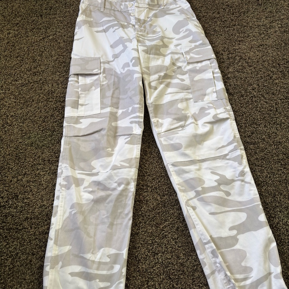 Amazon Women's White & Light Gray Camo Cargo Joggers